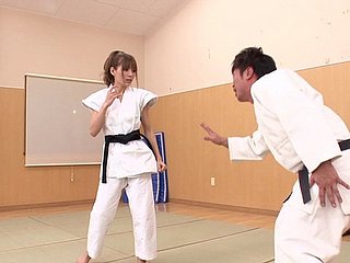 Herrliche japanische Karate Mädchen entscheiden, einige Hahn Reiten zu hogshead