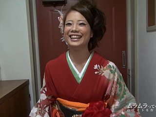 geisha seksi berkelip kemaluan wanita berbulu dan memberikan blowjob yang