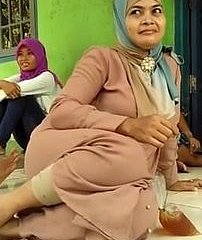 mãe indonésia bonita spoonful hijab