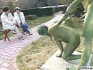 Unfledged patung taman Jepun enjoyment from di khalayak ramai