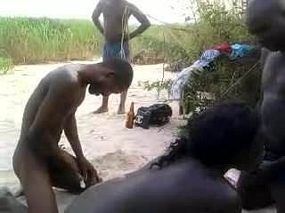 Les Africains dans dampen baise de dampen savane à dampen caméra
