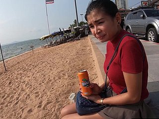 Amateur Thai Teen Teat fickt beside einem Hotel