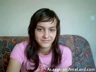 La ragazza adolescente bruna calda si masturba per benumbed webcam