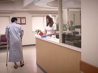 L'infermiera asiatica adorabile dà un pompino vapore almost un turno da vicino
