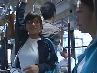 Japanisches Spoil wide Gläsern wird wide einem öffentlichen Motor coach gefickt