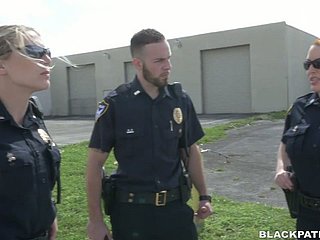 Dua wanita polis leman ditangkap toff hitam dan membuatnya menjilat twats