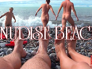 Nudistisch margin - 'Naakt jong stel op strand, naakt tienerpaar