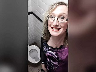 Sarışın Slot Op Tgirl Lisa Cocktail lounge Tuvaletlerinde Kırmızı Deri Pantolon Giyen İş Tuvaletinde Oynar