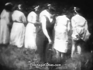 Mademoiselles cachondos se azotan en Woods (vintage de depress década de 1930)