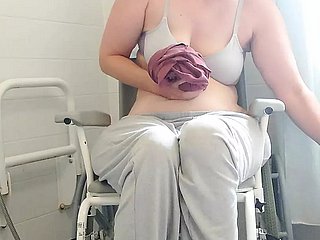 Joyless Paraplegic Purplewheelz British Milf faisant pipi dans aloofness douche