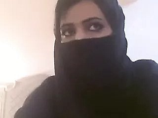 Donne arabe surrounding hijab che le mostrano tette