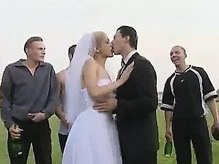Frosty mariée baise publique après le mariage
