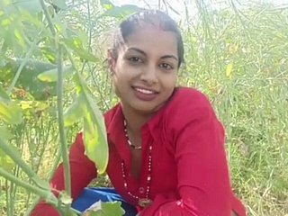 Tromper coryza belle-sœur travaillant sur coryza ferme en attirant de l'argent en hindi