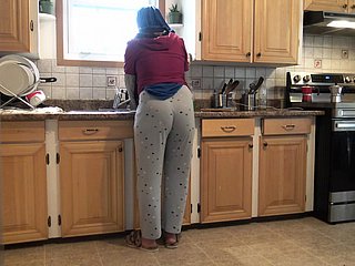 Glacial moglie siriana lascia che il figliastro tedesco di 18 anni Glacial scopa in cucina