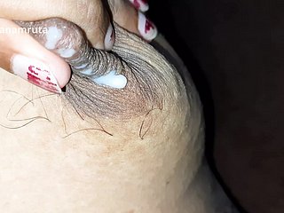 Indian Desi Bhabhi's bonito seno de seno lactante y mi esposo recibe flu leche
