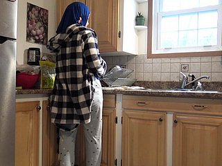Shivering casalinga siriana viene crema dal marito tedesco in cucina