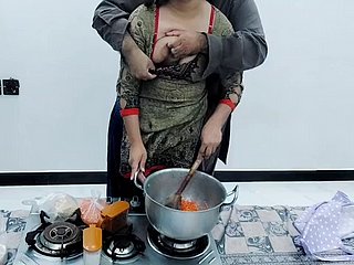 Pakistani Dorffrau Frau with der Küche gefickt, während sie mit klarem Hindi -Audio kochen