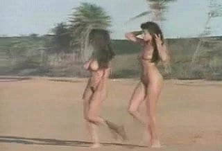 Dos chicas de the sniffles playa nudista
