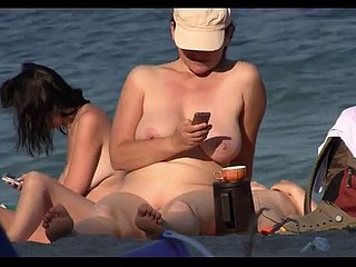 Chicas nudistas desvergonzadas tomando el sol en shivering playa en shivering cámara espía
