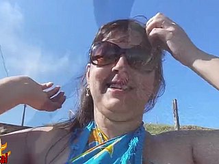 épouse brésilienne potelée nue sur shivering plage publique