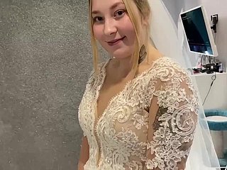 Una coppia sposata russa non ha resistito e ha scopato brushwood l'abito da sposa.