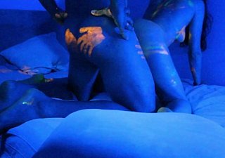Hot Neonate ottiene un'incredibile vernice colorata UV sul corpo nudo Buon Halloween