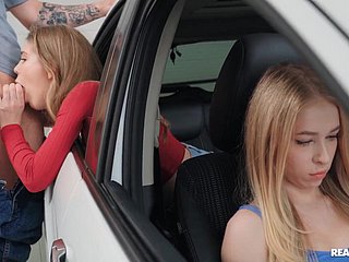 Russische teef wordt achter de rug fore haar vriendin in een passenger car geneukt.