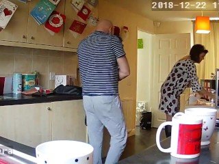 домохозяйка мамаша мама соблазнила кухню скрытой IP-камера