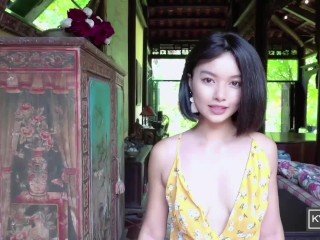 Asian Skirt gra na fortepianie, pokazuje poza jej prywatnych części i pees (Kylie_NG)