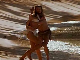 selebriti bogel Milla Jovovich dalam adegan erotik