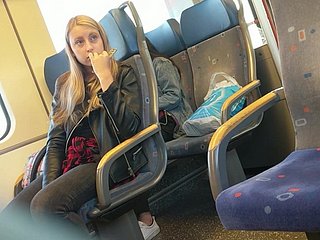 Meisje op trein geschokt way in dikke bult
